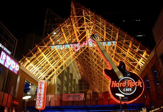 1753_FourthStLive_ProjPic01